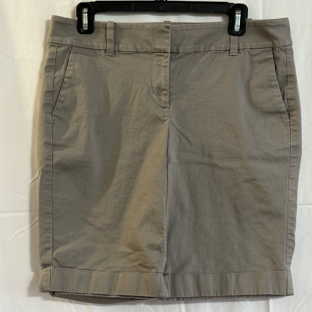 ANN TAYLOR boardwalk shorts. Gray. Lay flat waist, 17.” Inseam, 11.” Size 8.